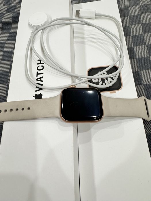 Продам Apple Watch SE 44mm gold