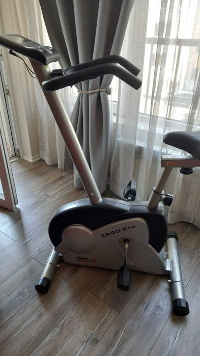 разтегателен диван и велоергометър