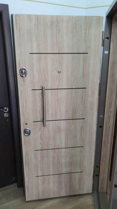 Usa metalica de apartament Arta Door reducere 35% 2 buc pe dreapta.