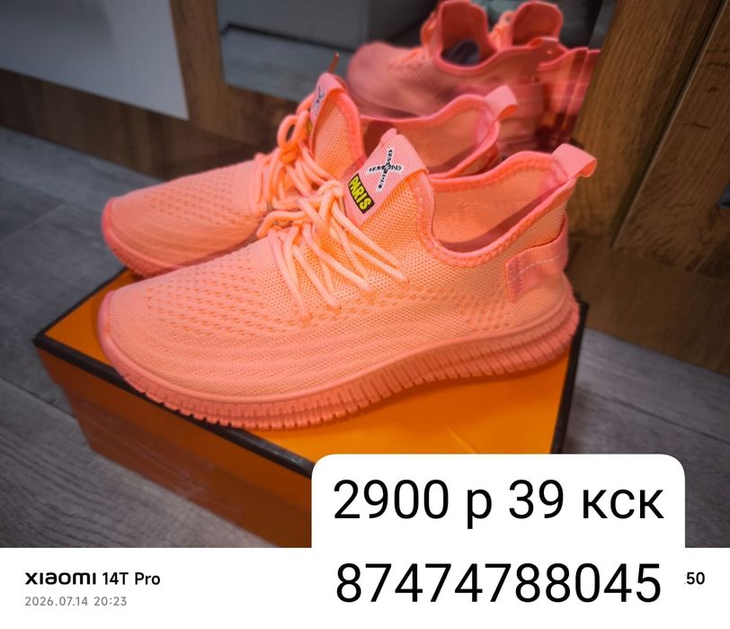 Продам кросовки первые женские р 41 цена 2000