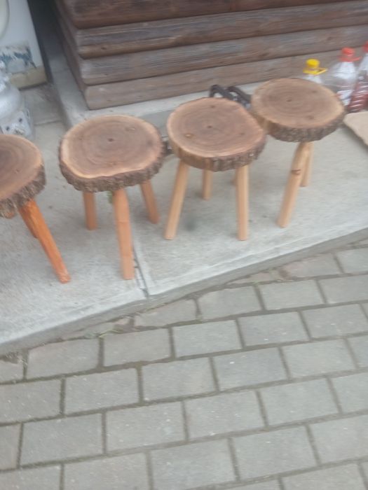 Vând  noptiere de lemn