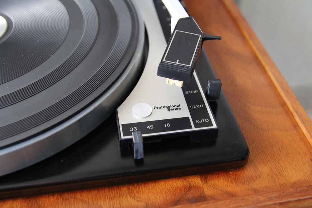 Pick-up englezesc automat BSR P144R din 1974 complet revizuit.