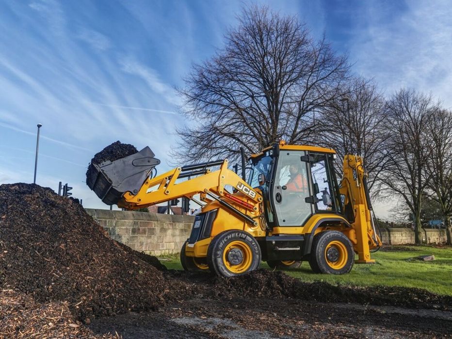 Buldoexcavator de inchiriat miniexcavator cu operator