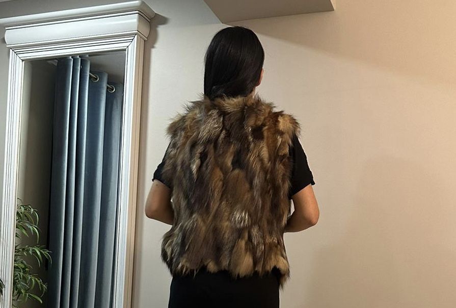 Vand o haina  de blana naturala, o vesta si o geaca