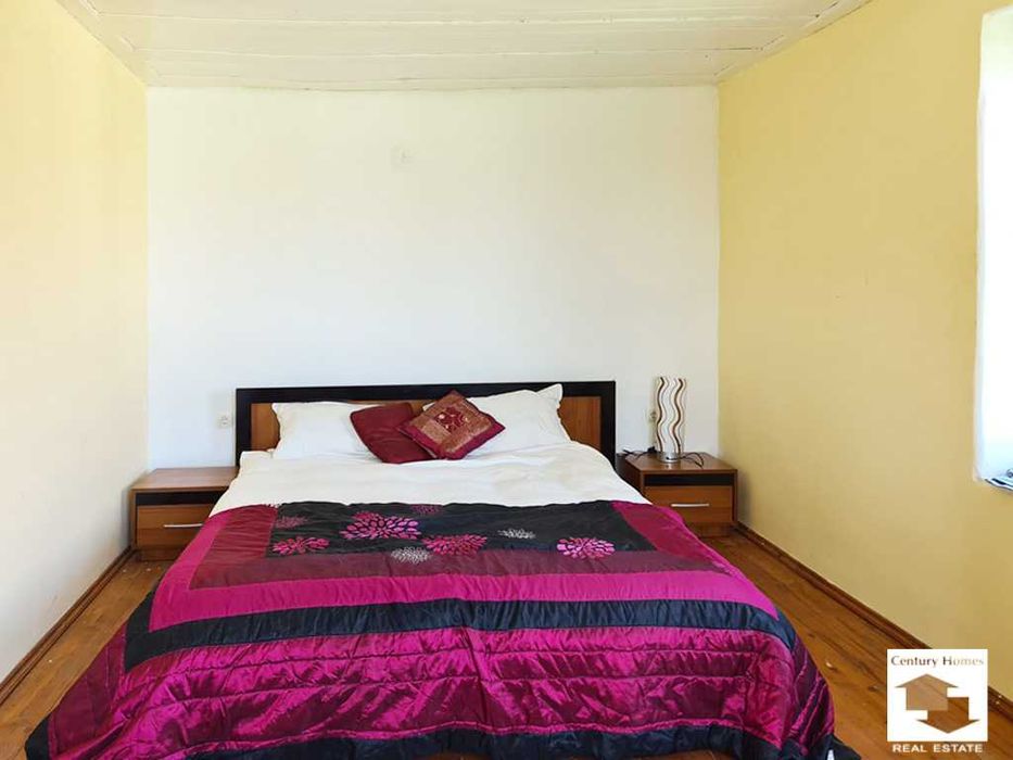 116218 Двуетажна къща с равен двор и стопански постройки в с. Ресен