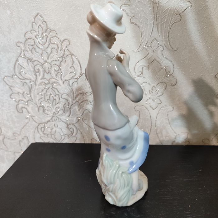 Статуэтка фарфоровая