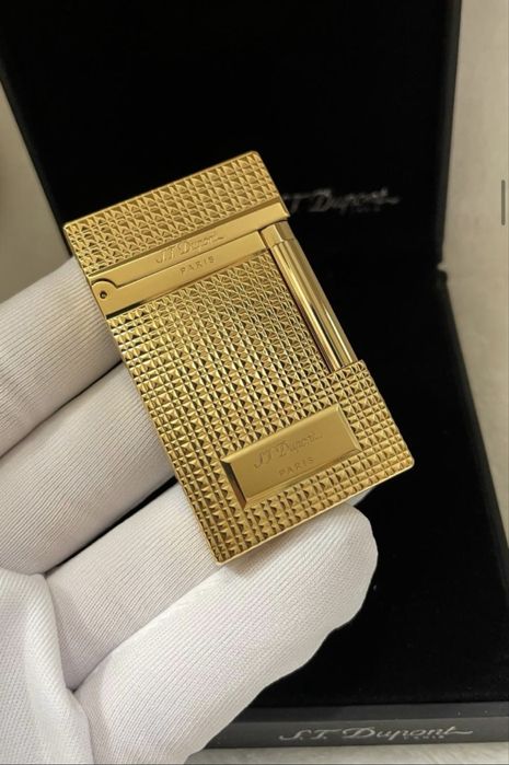 запалка от стомана със златист цвят