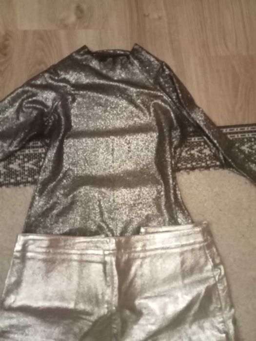 Fusta și bluza argintii