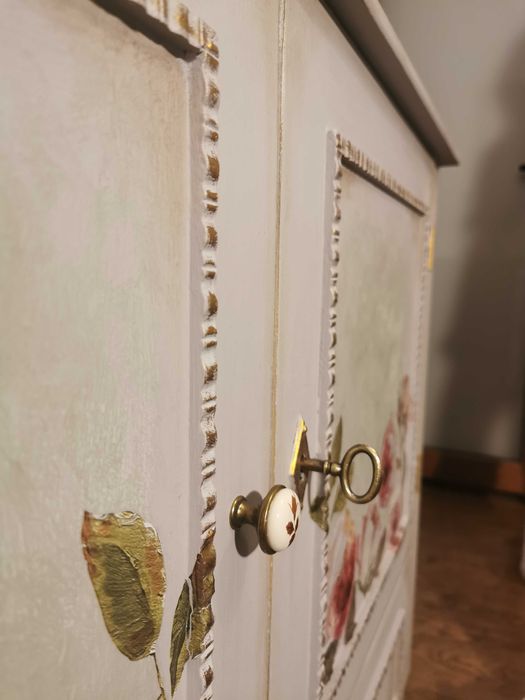 Comoda in stil shabby chic