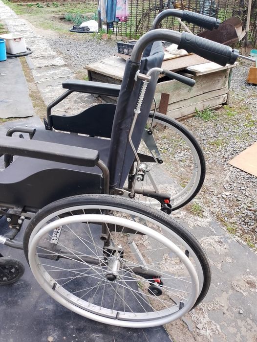 Продам инвалидовную коляску