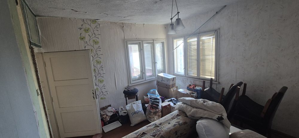 Къща с гараж и допълнителна постройка