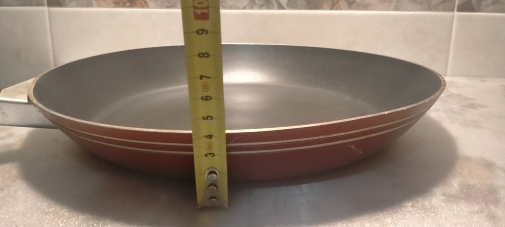 Продаётся большая сковорода Tefal.