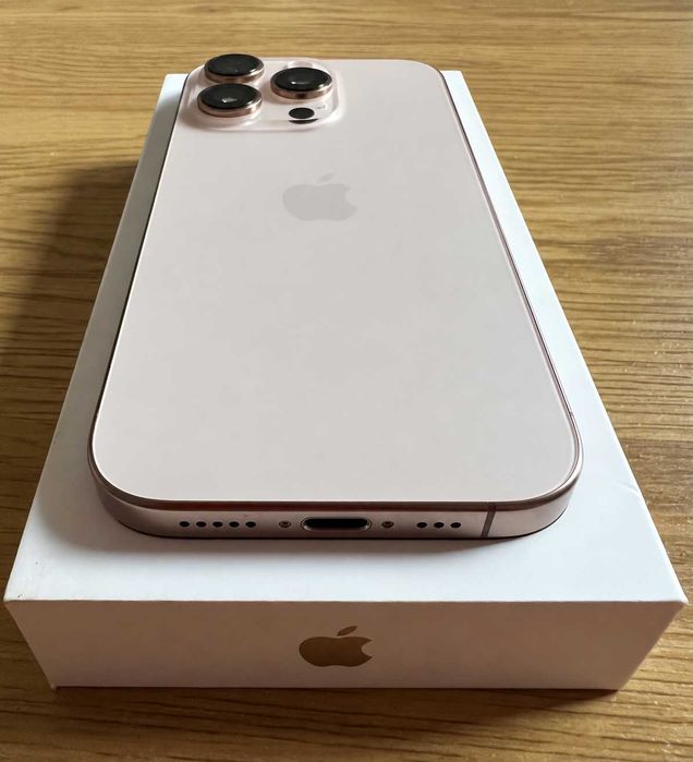 Изключително запазен iPhone 16 Pro 128GB в цвят Desert Titanium. Батерия 96%.