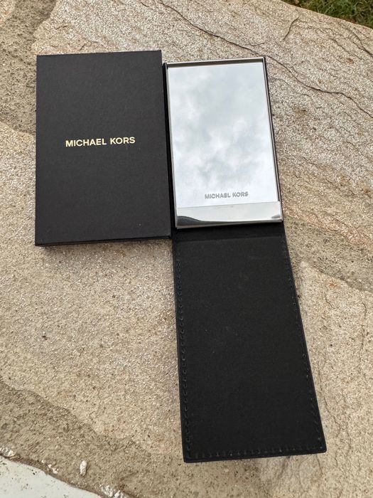 Аутлетно - компактно огледалце на MICHAEL KORS