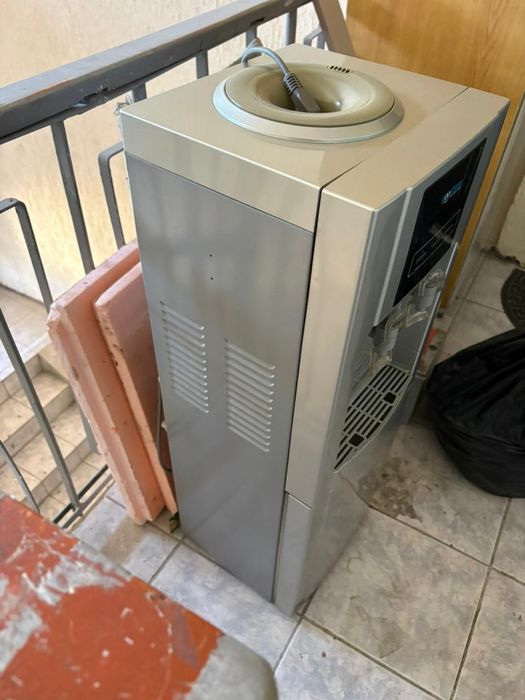 Куллер с нишей для охлаждения напитков