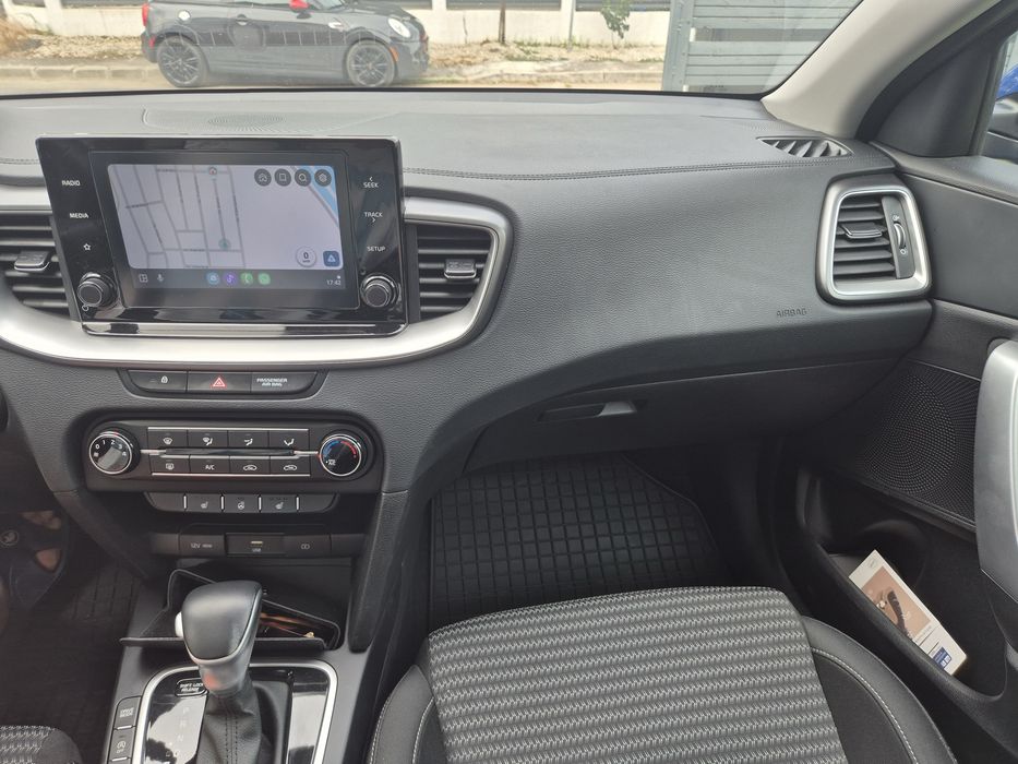 Kia Ceed 1.5  Hibrid 160 cp 7 DCT Unic proprietar