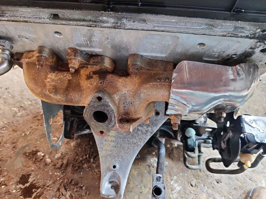 Galerie evacuare motor 2.0 CJC CGL CFG Seat Exeo Audi Q3 Q5 A4 A5 A6 Vw Passat 03L253033B