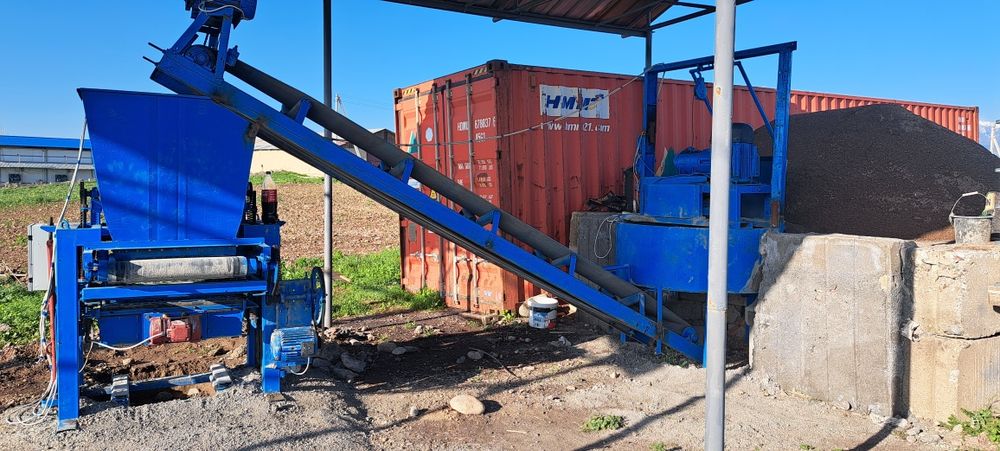 Шлакблок аппарат сотилади. Ленталик. Лебедкаси бор.