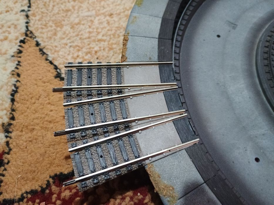 Placă turnată motorizată Fleischmann, remiză machetă trenuleț electric locomotive vagoane șine HO