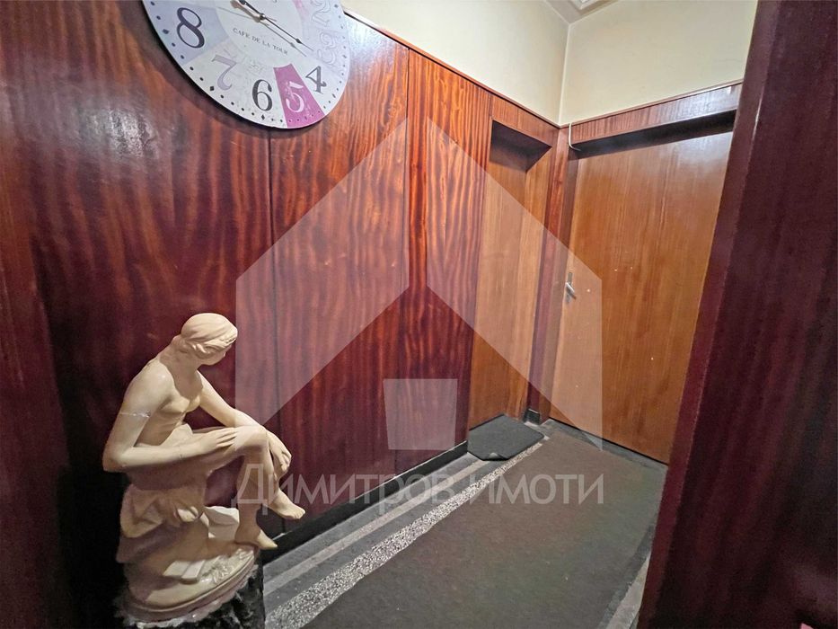 Продава апартамент 111 м2 в тухлена жилищна кооперация център.