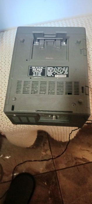 Televizor auto silver are și radio functional   functional