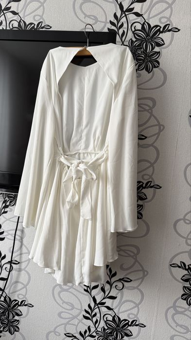 Легкое белое платье