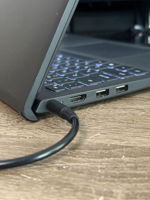 Dell Vostro 3515 Ryzen 7 / 512GB SSD / Отлично състояние