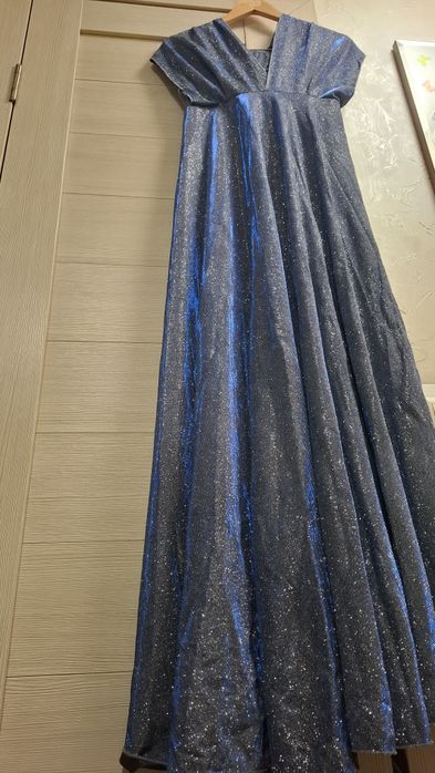 Длинное вечернее блестящее платье