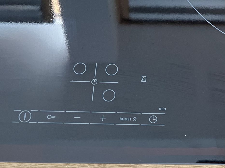 BOSCH Индукционен плот 60 cm Черно, монтаж над плот без рамка