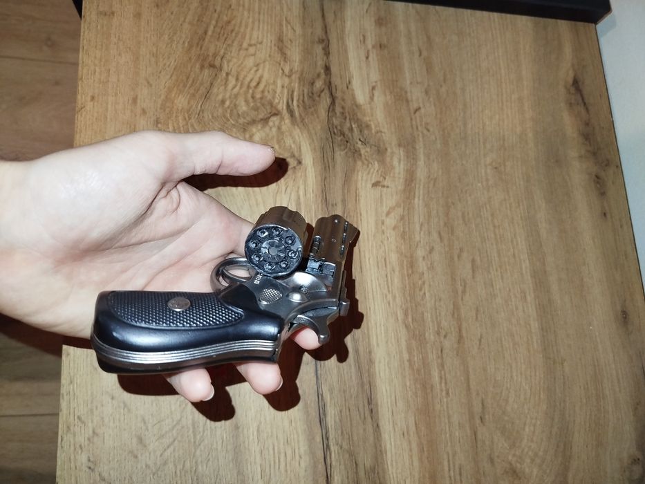 Метален пистолет с капси