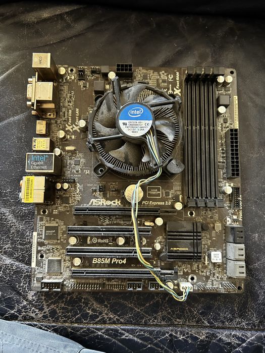 Дънна платка ASRock с процесор