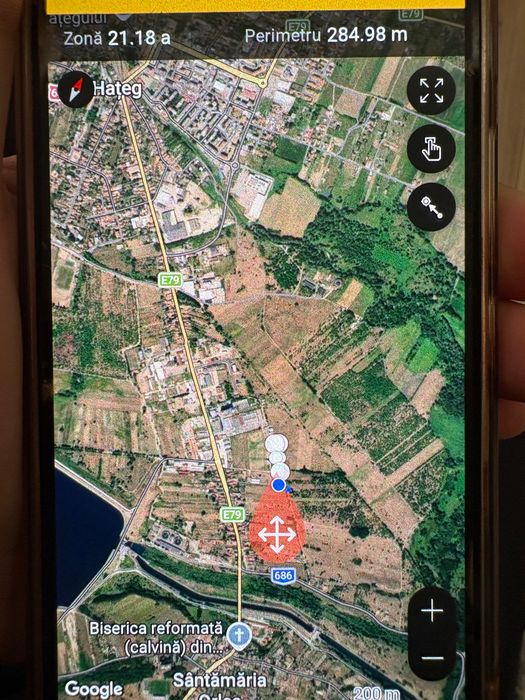Vând teren intravilan 2.100 mp (21 ari), toate utilitățile (gaz, curent, apă, canal, RDS), asfalt, zona Hațeg (Santamarie Orlea)