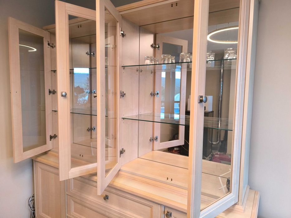 Масивен шкаф с витрина