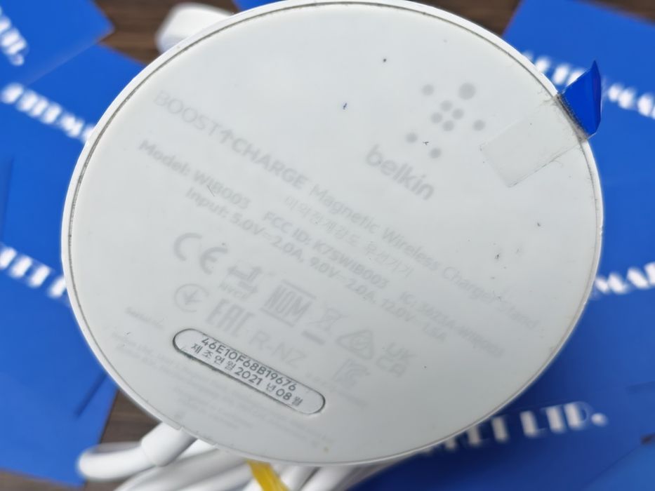 Безжично зарядно устройство Belkin MagSafe Magnetic Wireless Charger Stand 7.5W