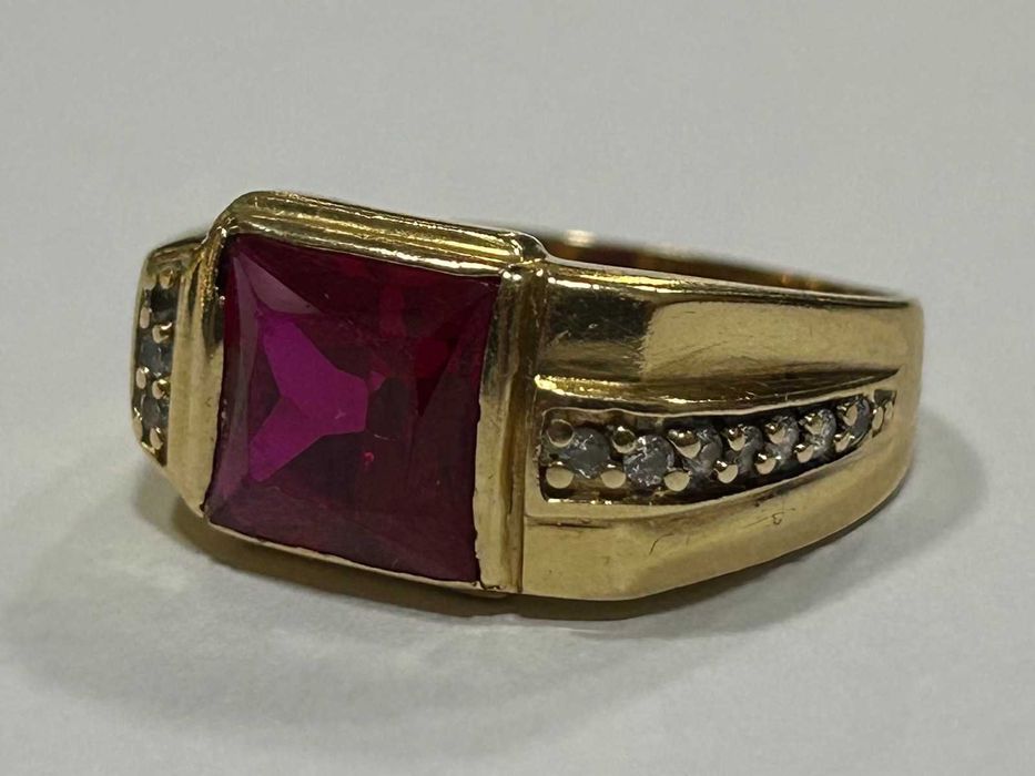 Златен пръстен 14 К 585/ 7,06 гр.