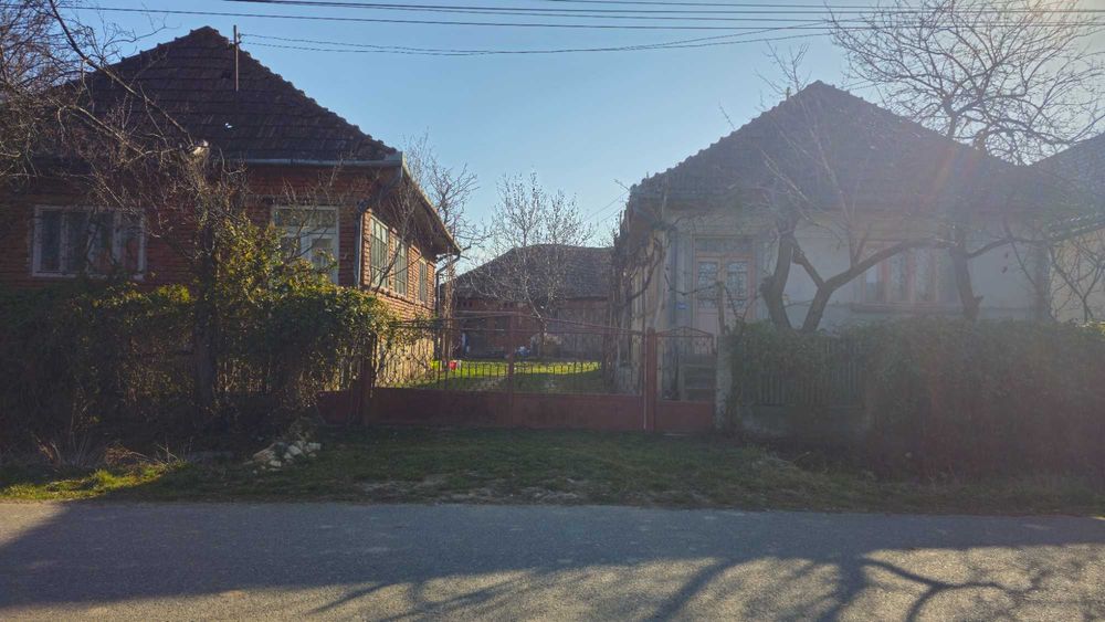 Casa de vanzare, cu suprafa de 85m², din caramida cu 2 intrari separate, curte, gradina si teren arabil de 6700m² in Comuna Napradea, Judetul Salaj