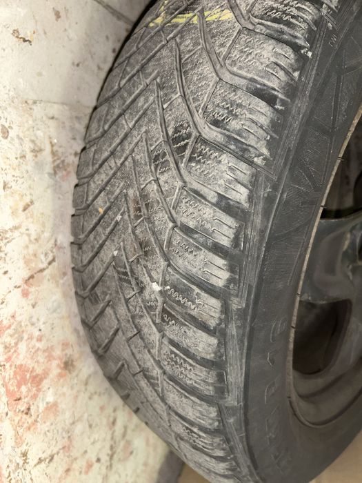 Продавам зимни гуми със стоманени джанти Vredestein 205/55 R16