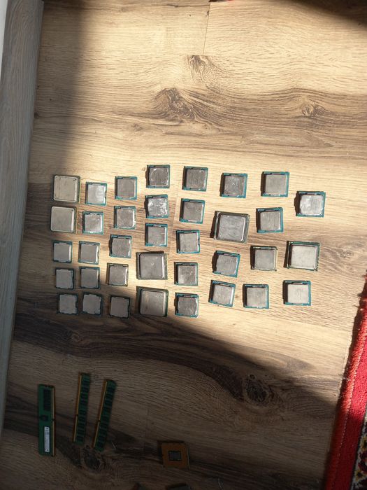 PROCESOARE INTEL de la prima generatie la a 9 a si xeon