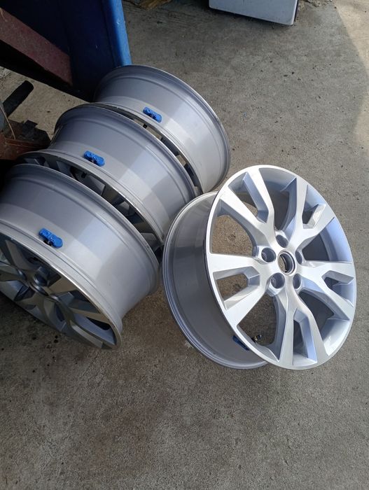 Vând jante 19 inch + anvelope. Sunt 2 seturi vară