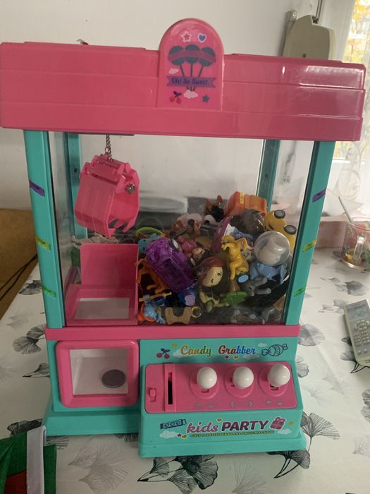 Claw machine/играчка-щипка с подарък мини играчки към нея