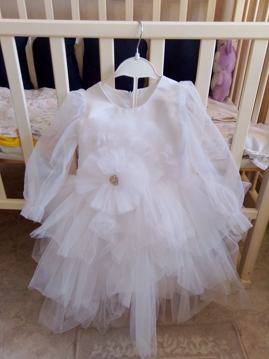 Белое пушистое платье