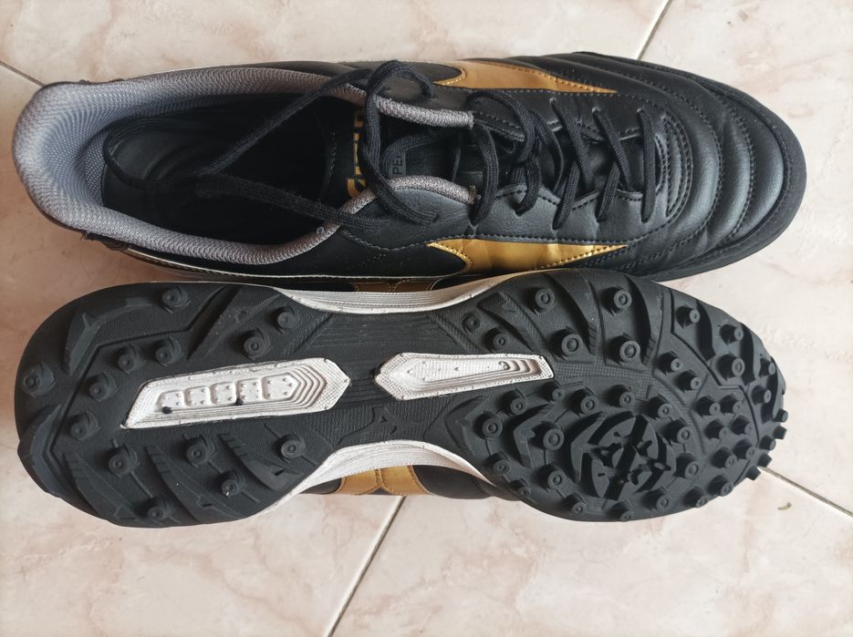 Продавам мъжки стоножки Mizuno Morella Classic