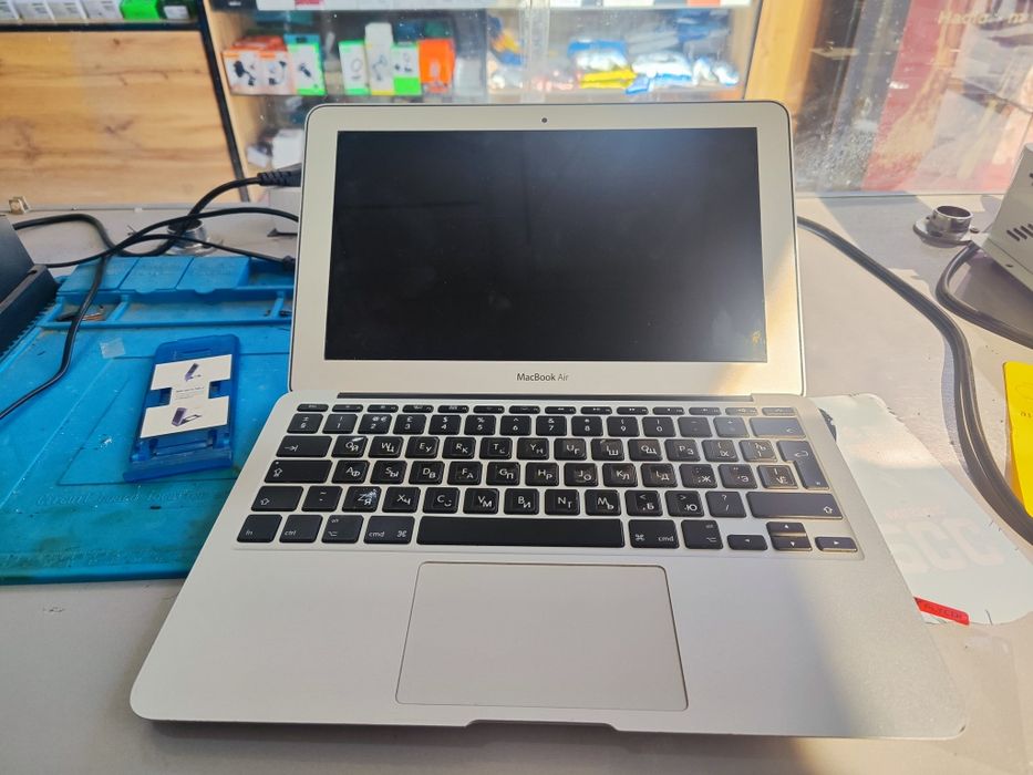 Mac book sotiladi aybi zaryadkasi yuq narxi 800000 sum