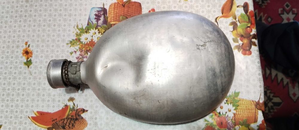 3 манерки за вода и 5 стъклени бутилки 0.7л със дървена стълба