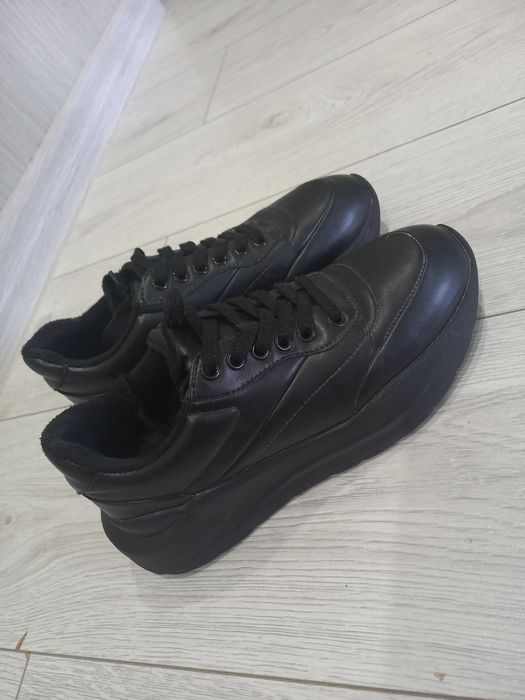 Продам утеплённые кроссовки RESPECT