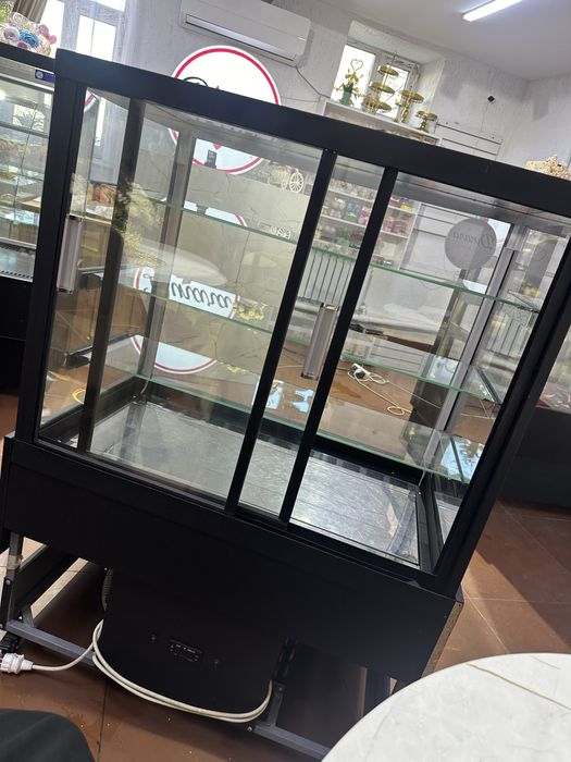 Продам витринный холодильник