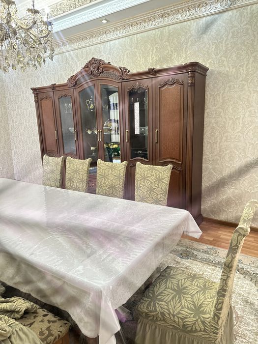 Mehmonxona uchun stenka va stol-stul