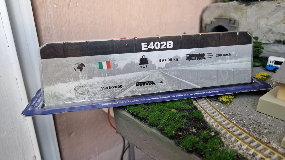 Macheta statica locomotiva E402B scara N 1:160