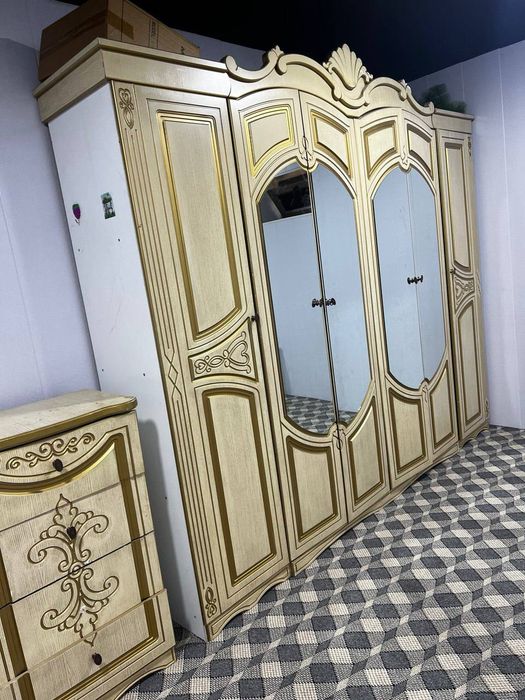 СРОЧНО Спальный мебель сотилади