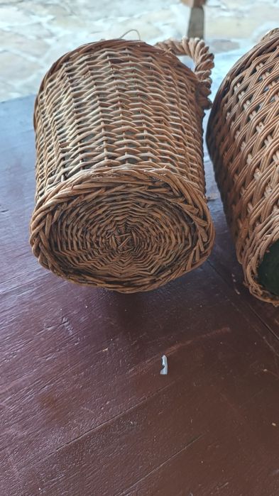 Продавам два броя стъклени дамаджани външно плетени от естествени материали